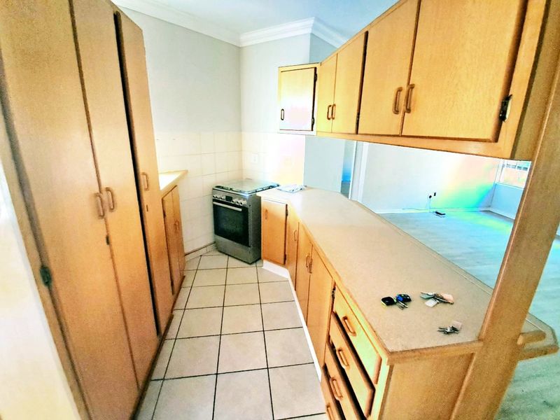 Charming & Secure 2 Bedroom Townhouse in Universitas Awaits! - Photo 3