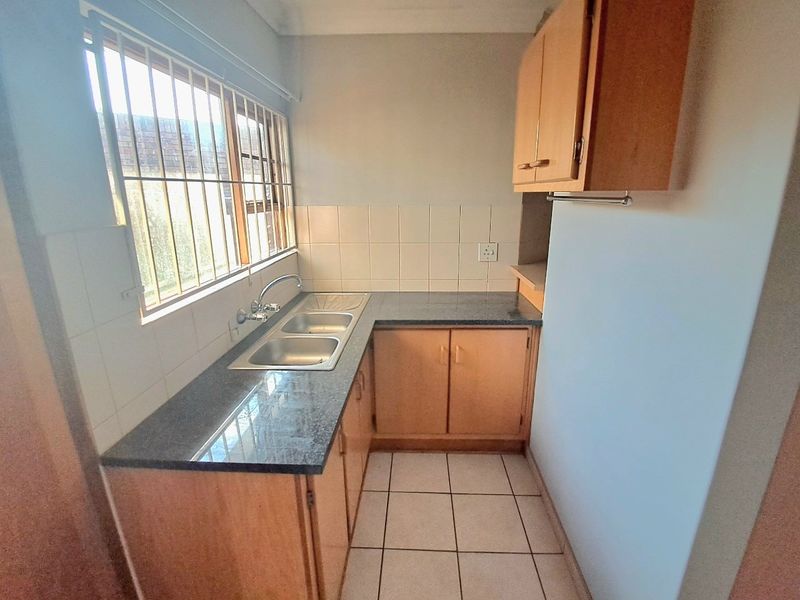 Charming & Secure 2 Bedroom Townhouse in Universitas Awaits! - Photo 6