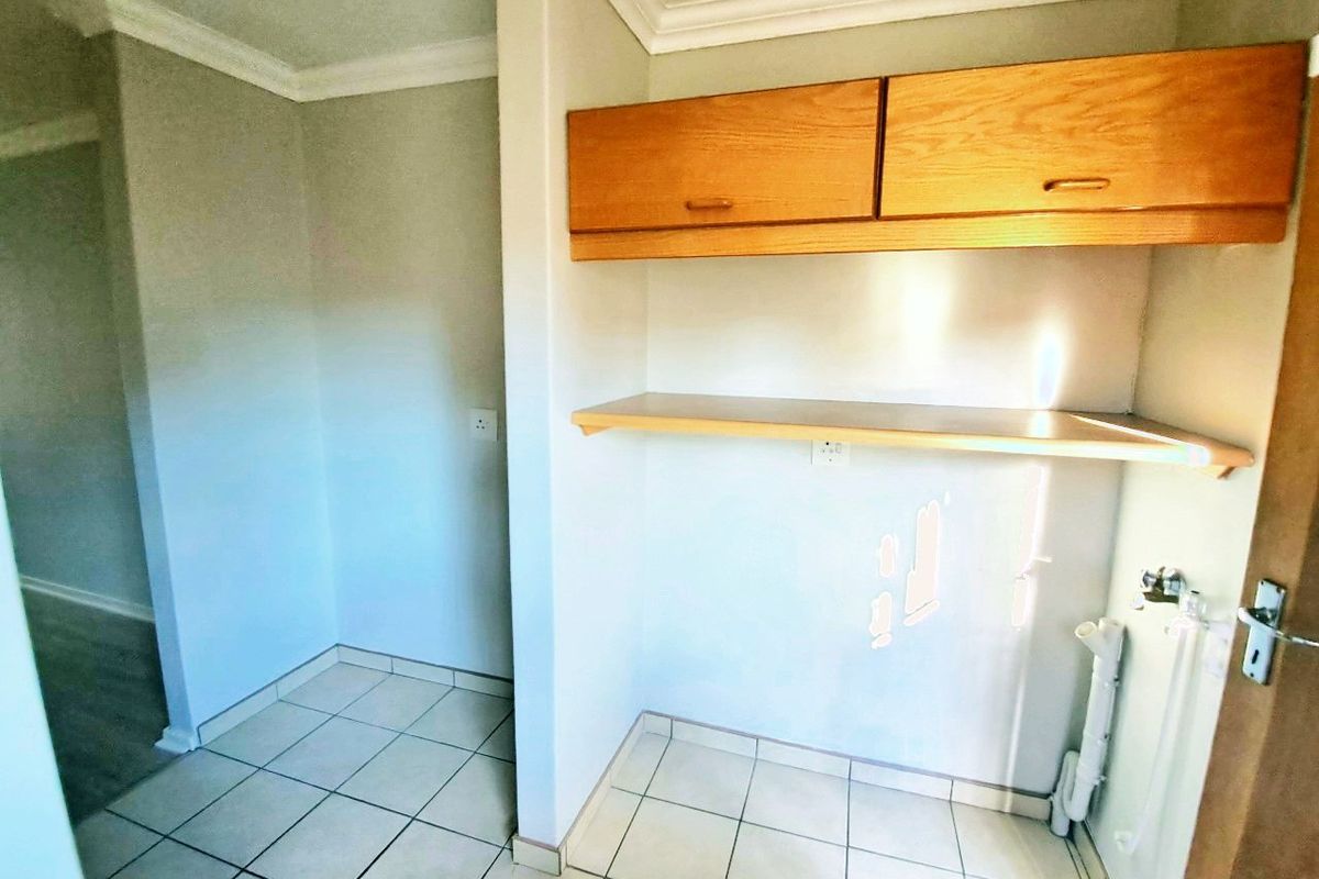 Charming & Secure 2 Bedroom Townhouse in Universitas Awaits! - Photo 4