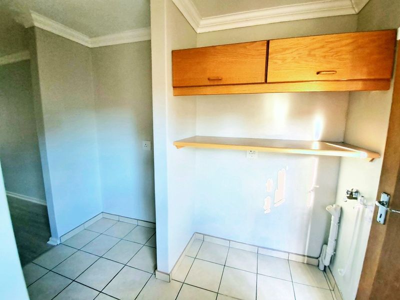 Charming & Secure 2 Bedroom Townhouse in Universitas Awaits! - Photo 4