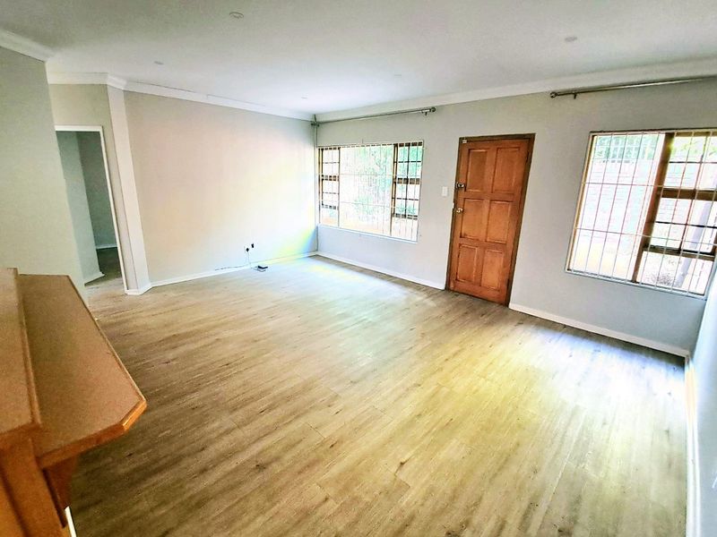 Charming & Secure 2 Bedroom Townhouse in Universitas Awaits! - Photo 2