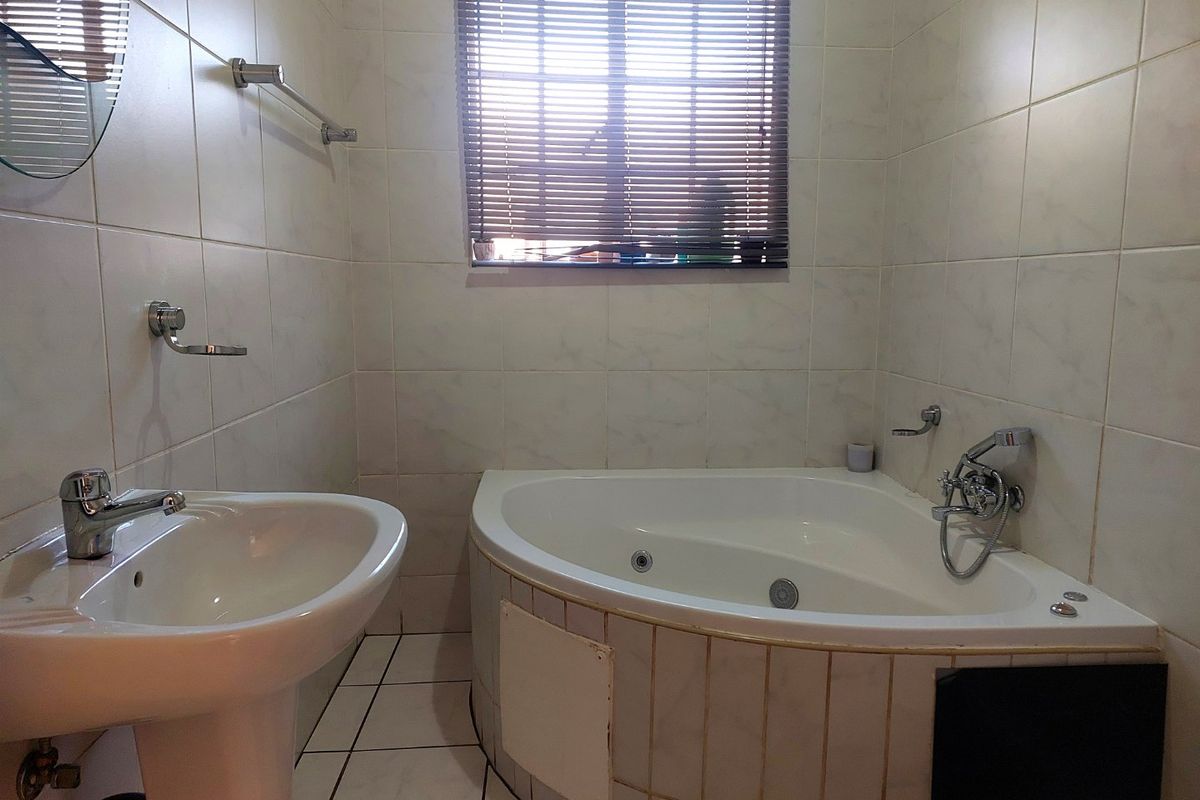 Charming  3 bedroom 2 bathroom Home in secure Oakhampton estate - Photo 5