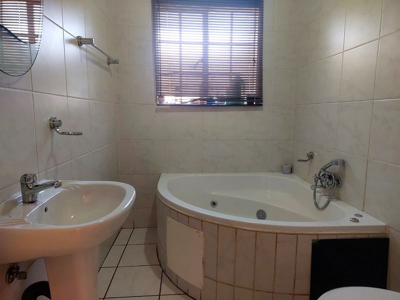 Charming  3 bedroom 2 bathroom Home in secure Oakhampton estate - Photo 5