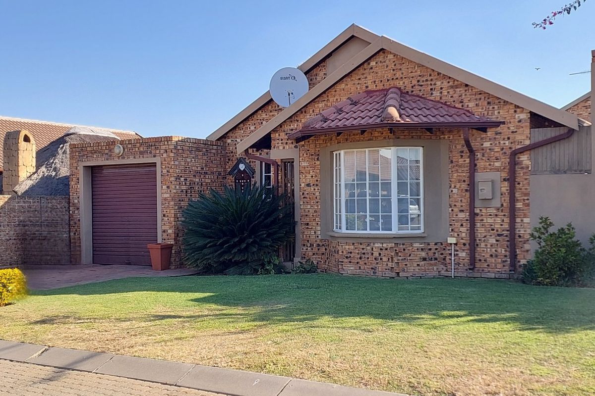 Charming  3 bedroom 2 bathroom Home in secure Oakhampton estate - Photo 2