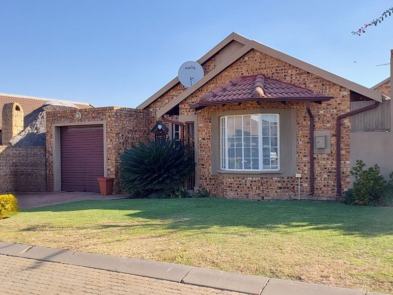 Charming  3 bedroom 2 bathroom Home in secure Oakhampton estate - Photo 2