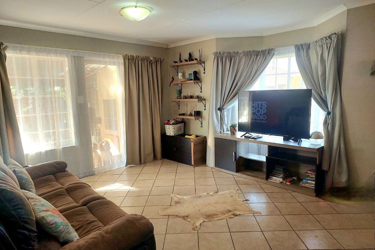 Charming  3 bedroom 2 bathroom Home in secure Oakhampton estate - Photo 3
