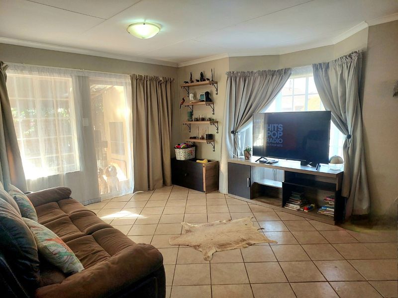 Charming  3 bedroom 2 bathroom Home in secure Oakhampton estate - Photo 3