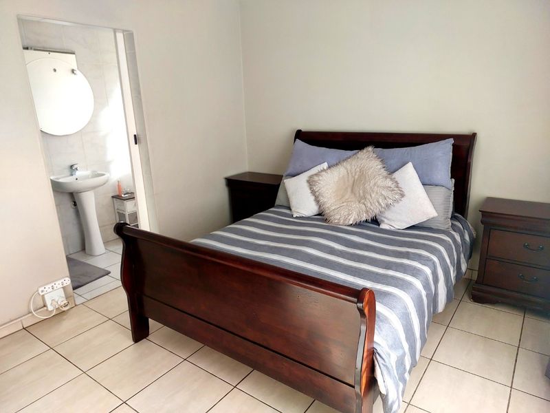 Charming  3 bedroom 2 bathroom Home in secure Oakhampton estate - Photo 10