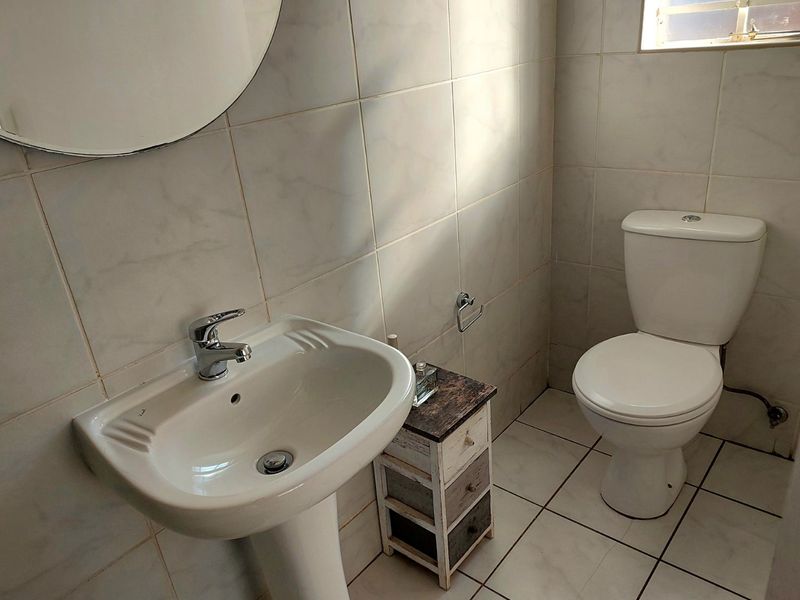 Charming  3 bedroom 2 bathroom Home in secure Oakhampton estate - Photo 9