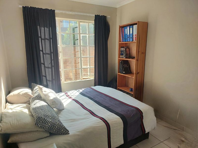 Charming  3 bedroom 2 bathroom Home in secure Oakhampton estate - Photo 7