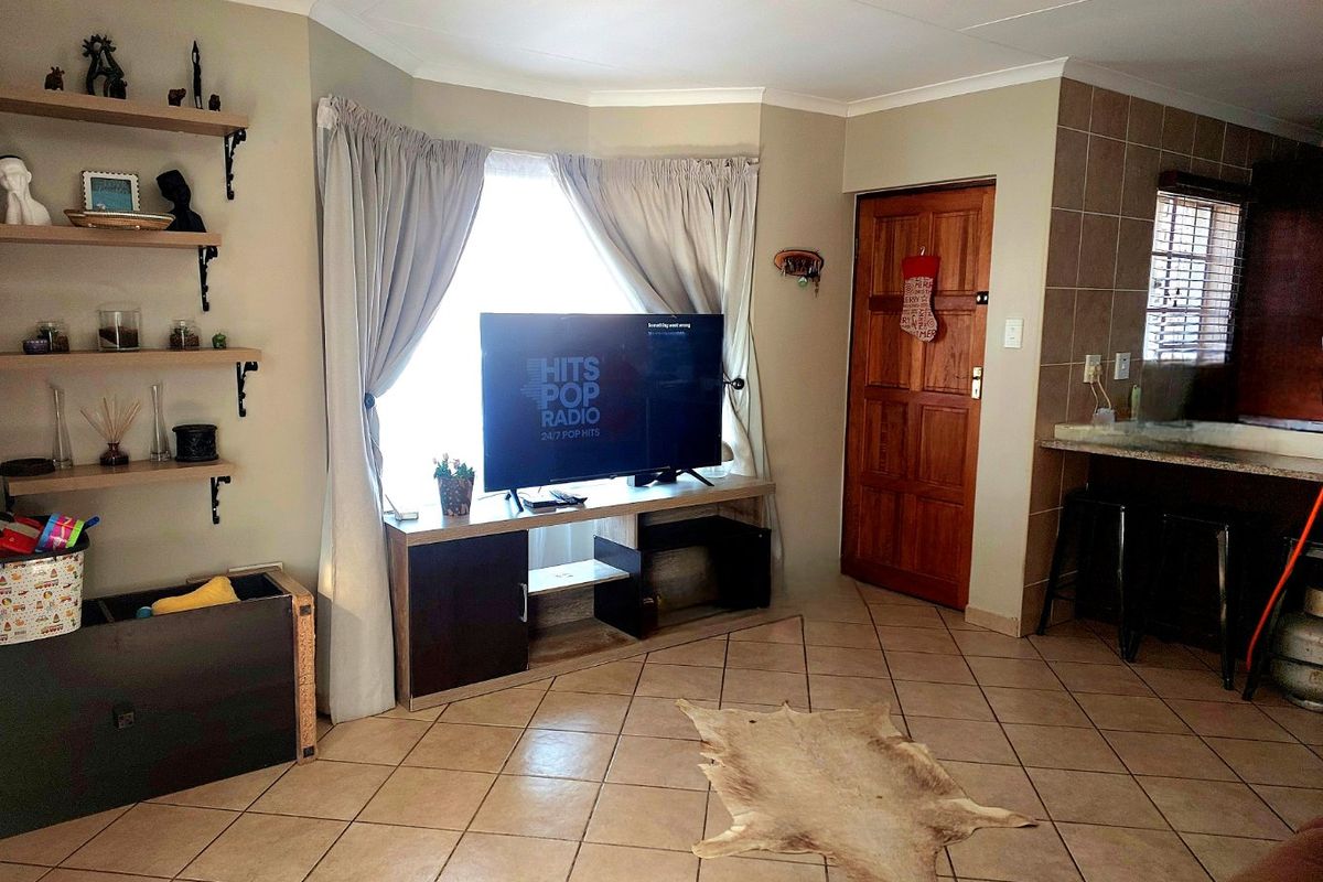 Charming  3 bedroom 2 bathroom Home in secure Oakhampton estate - Photo 4