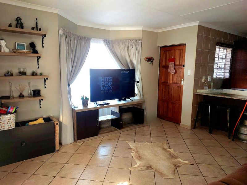 Charming  3 bedroom 2 bathroom Home in secure Oakhampton estate - Photo 4