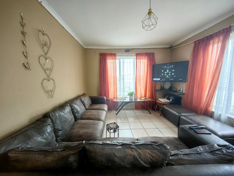 Priced to go in the highly sought after Belhar Musicals!!! - Photo 2