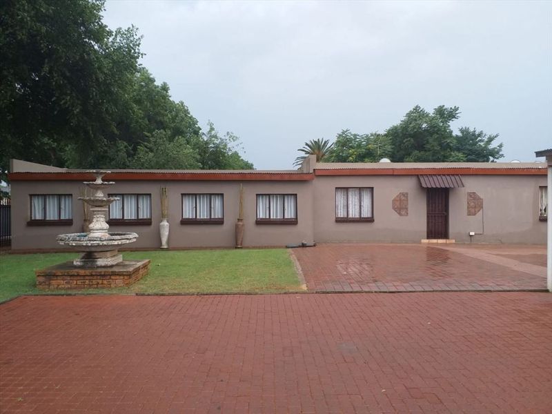 Versatile Family Home with Granny Flat and Pool - Photo 3