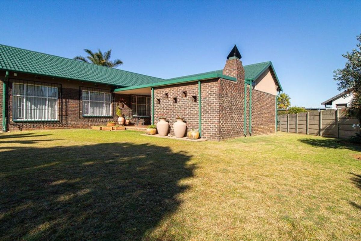 Spacious Family Home with Modern Comfort and Style - Photo 3