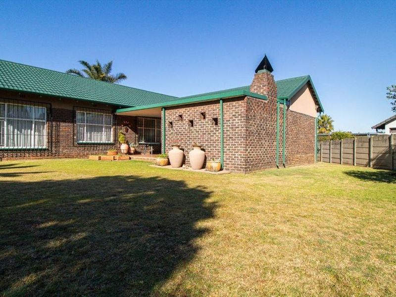 Spacious Family Home with Modern Comfort and Style - Photo 3