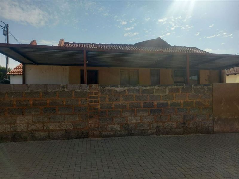 Charming Starter Home with Cozy Comfort - Photo 3