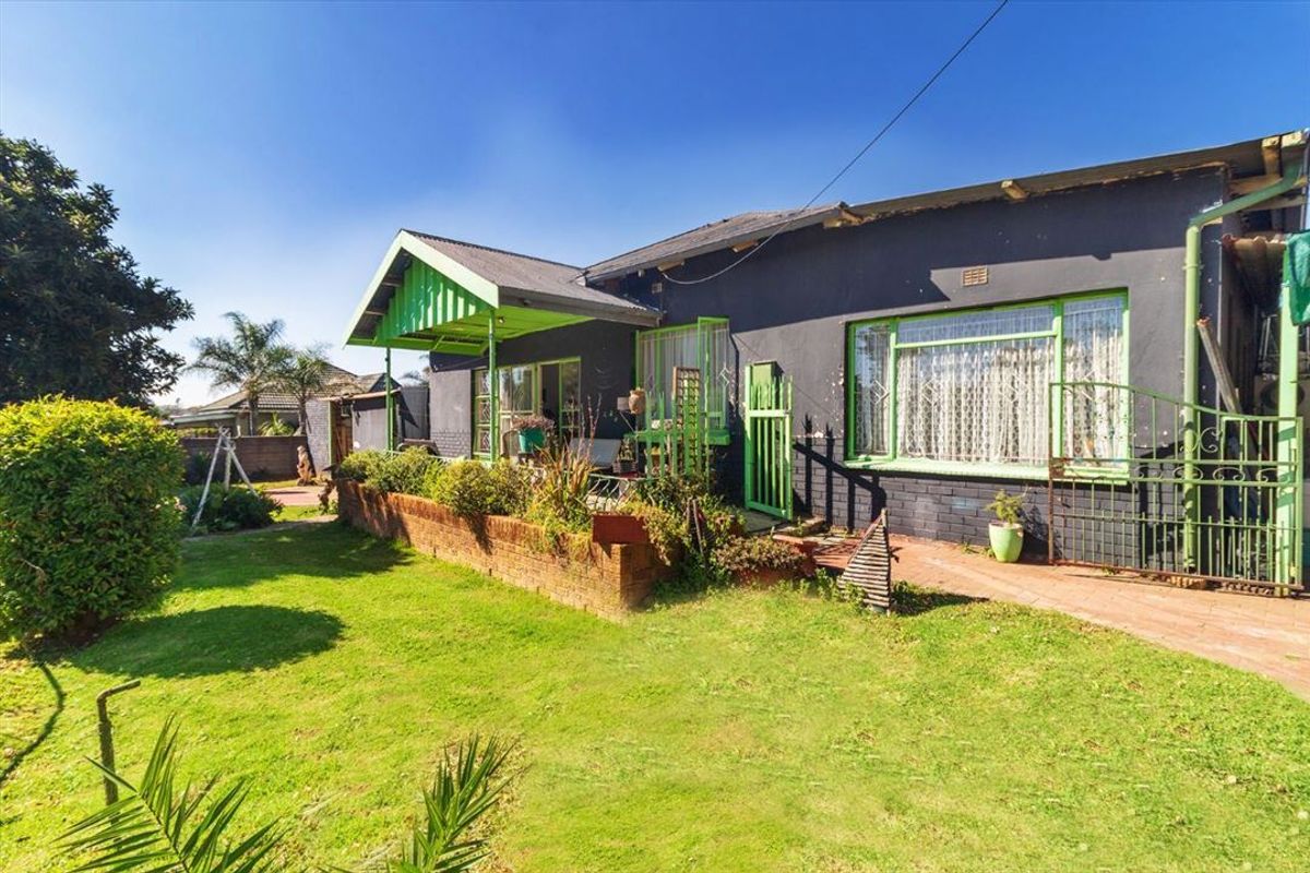 Spacious Family Home with Granny Flat and Ample Parking - Photo 3