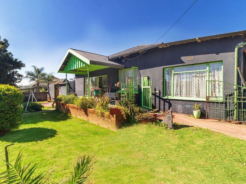 Spacious Family Home with Granny Flat and Ample Parking - Photo 3