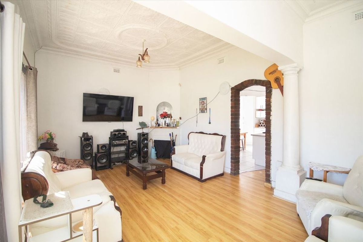 Spacious Family Home with Granny Flat and Ample Parking - Photo 2