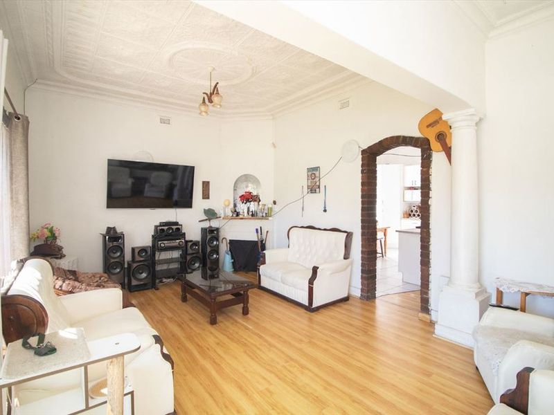 Spacious Family Home with Granny Flat and Ample Parking - Photo 2