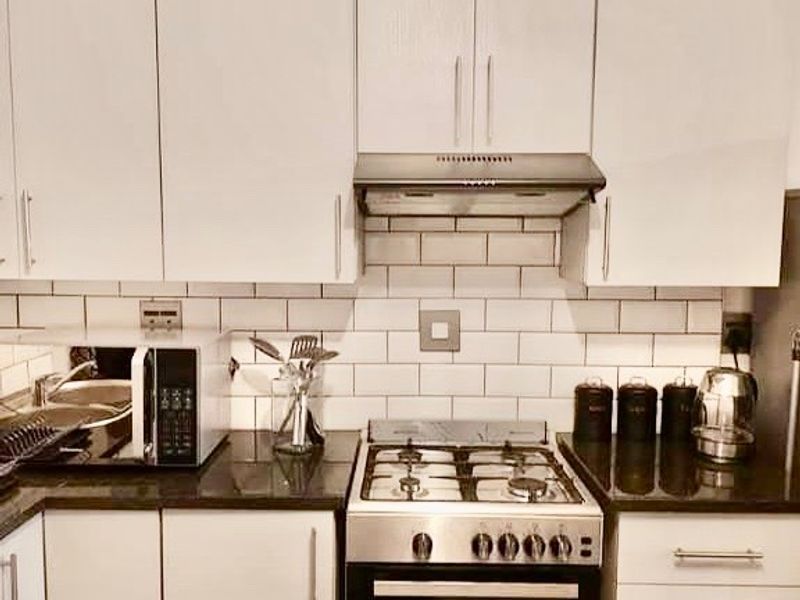 Furnished bachelor ground floor unit - Photo 5