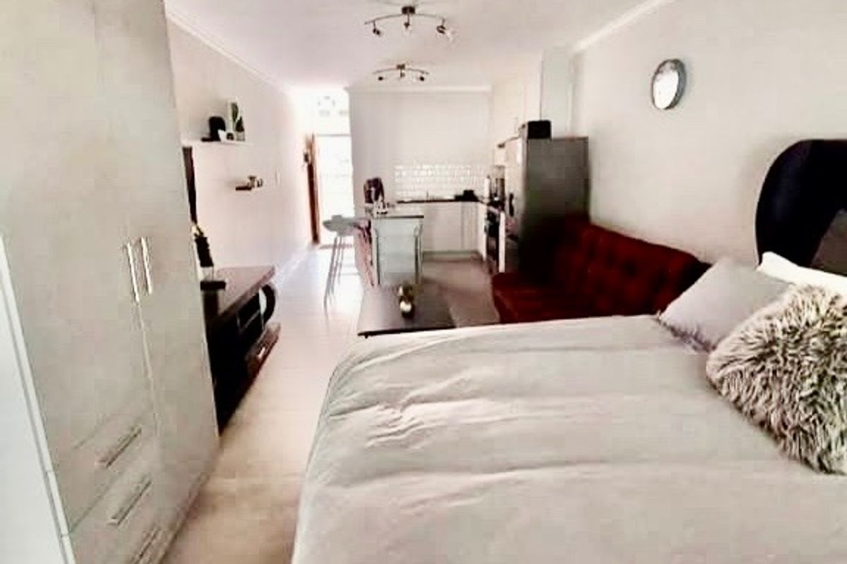 Furnished bachelor ground floor unit - Photo 2