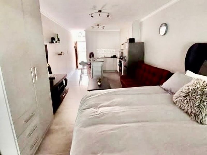 Furnished bachelor ground floor unit - Photo 2