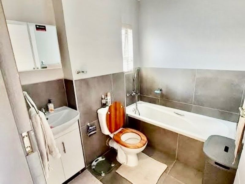 Furnished bachelor ground floor unit - Photo 6