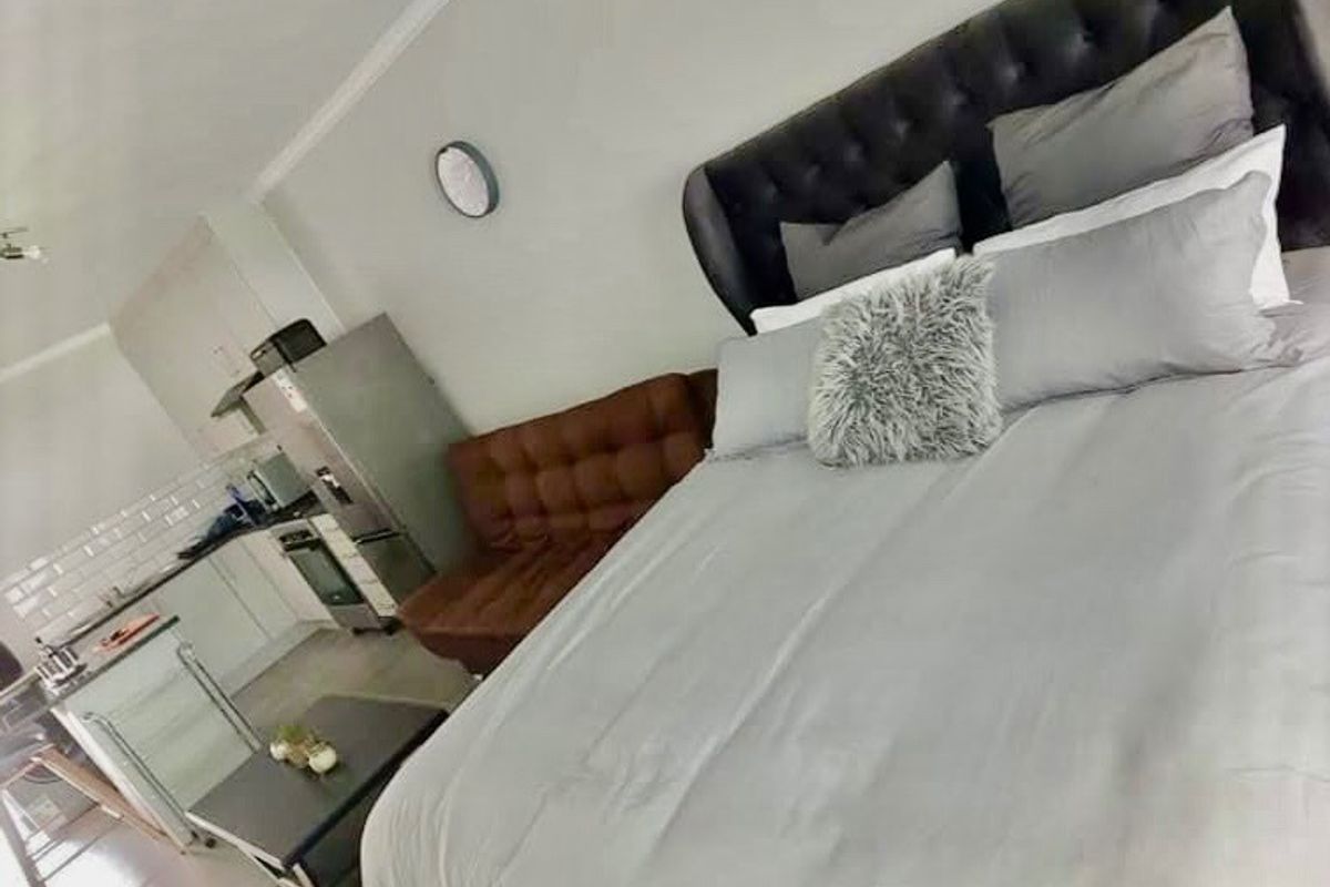 Furnished bachelor ground floor unit - Photo 3