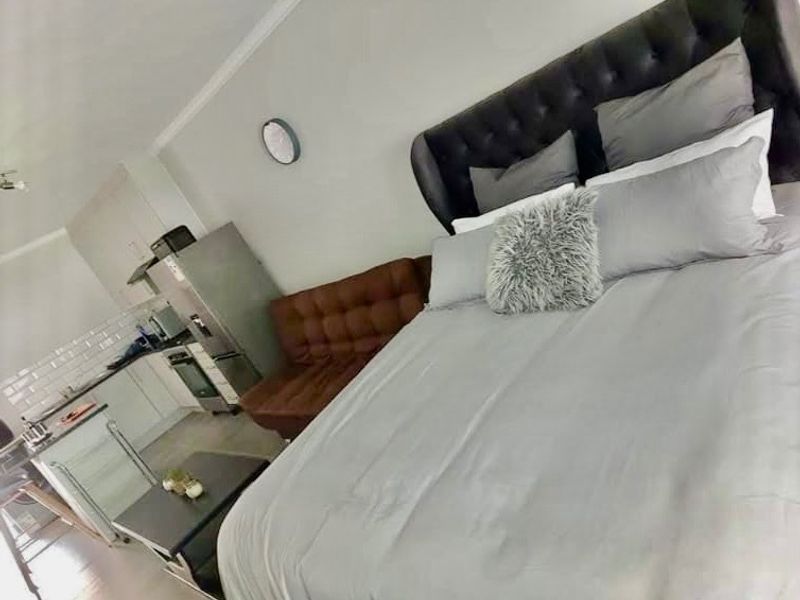 Furnished bachelor ground floor unit - Photo 3