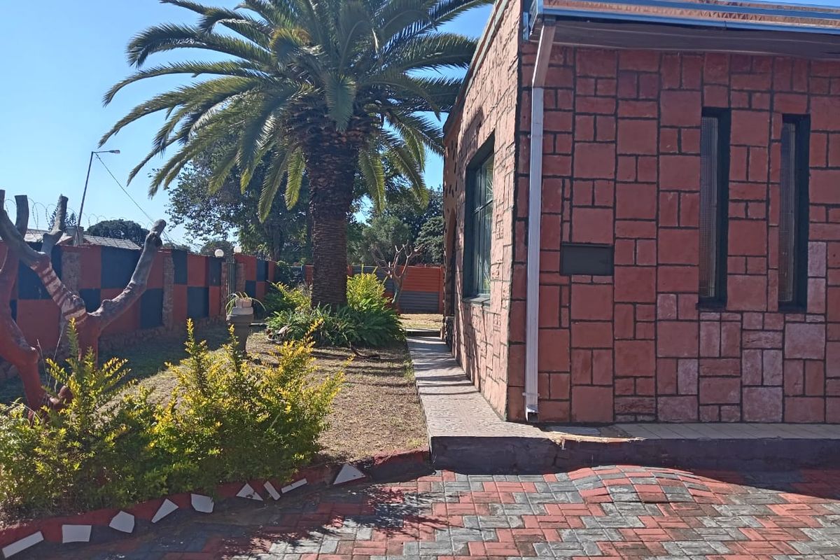 PRICE REDUCED – Spacious 4-Bedroom Freestanding Home on 875m2 Stand | Full Title | Deceased Estate – Mabopane Block D - Photo 5