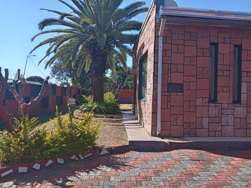 PRICE REDUCED – Spacious 4-Bedroom Freestanding Home on 875m2 Stand | Full Title | Deceased Estate – Mabopane Block D - Photo 5