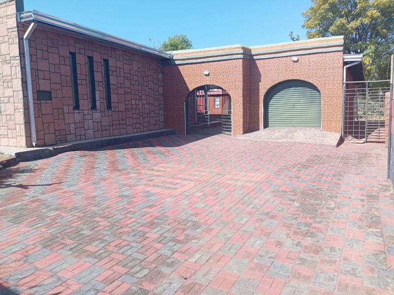 PRICE REDUCED – Spacious 4-Bedroom Freestanding Home on 875m2 Stand | Full Title | Deceased Estate – Mabopane Block D - Photo 6