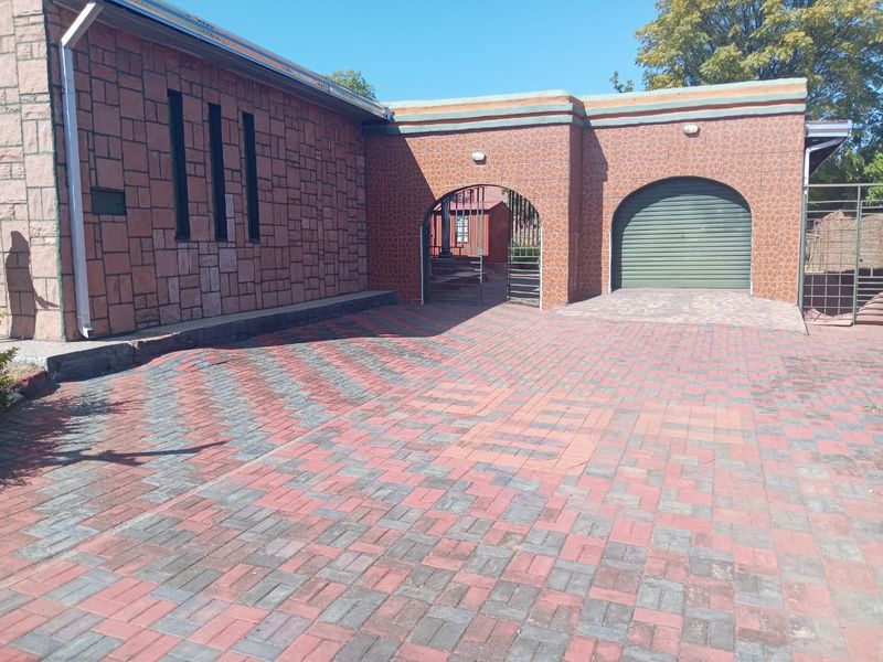 PRICE REDUCED – Spacious 4-Bedroom Freestanding Home on 875m2 Stand | Full Title | Deceased Estate – Mabopane Block D - Photo 8