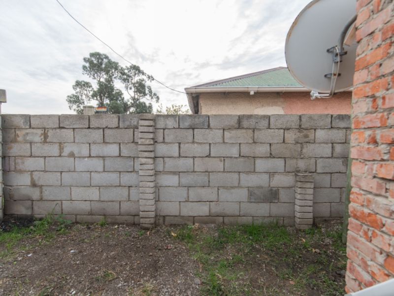 2 bedroom home in holland park  - Photo 5