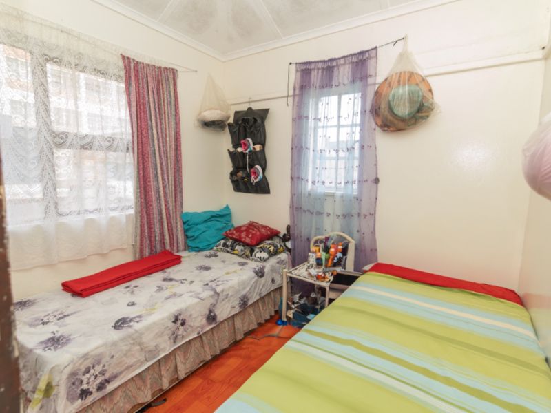 2 bedroom home in holland park  - Photo 10