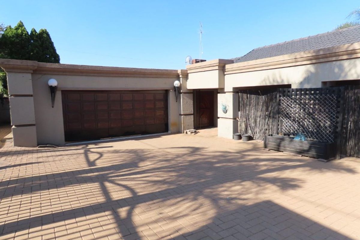 Spacious 3 Bed, 3 Bathroom Home With a cottage & pool in boomed off area - Photo 4