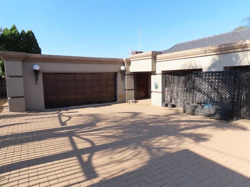 Spacious 3 Bed, 3 Bathroom Home With a cottage & pool in boomed off area - Photo 4