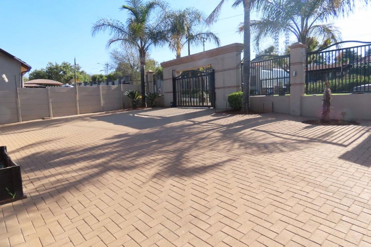 Spacious 3 Bed, 3 Bathroom Home With a cottage & pool in boomed off area - Photo 2