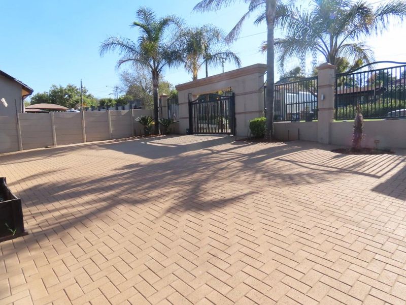 Spacious 3 Bed, 3 Bathroom Home With a cottage & pool in boomed off area - Photo 2