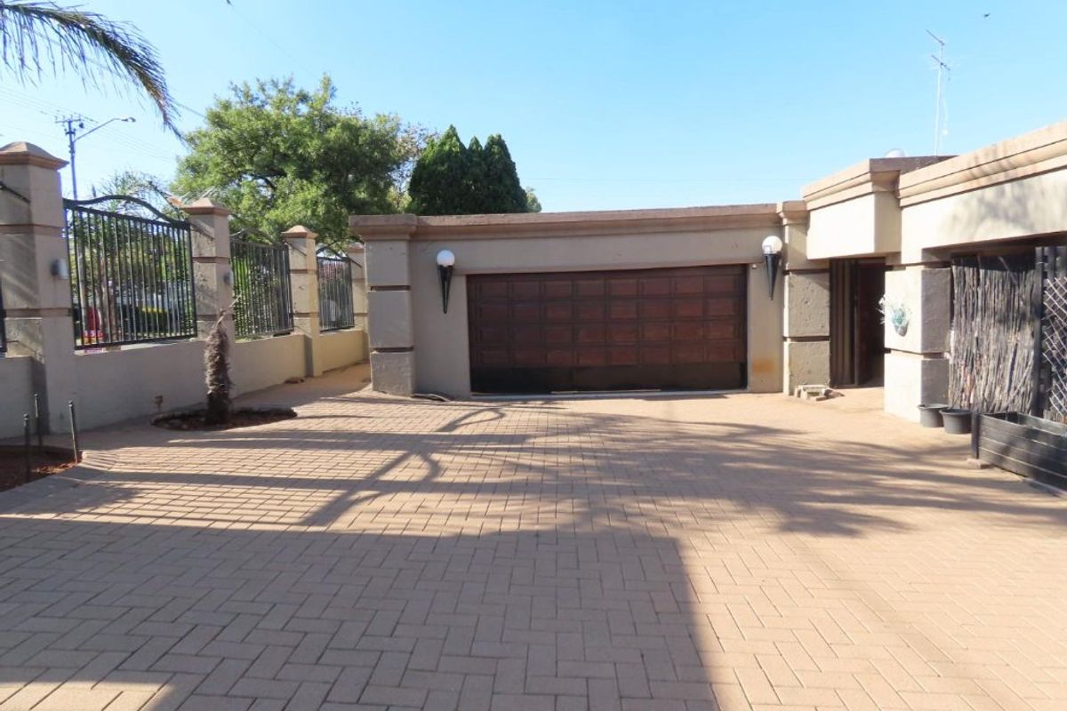 Spacious 3 Bed, 3 Bathroom Home With a cottage & pool in boomed off area - Photo 3