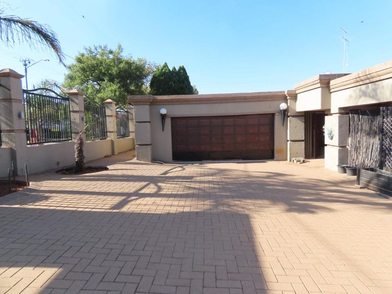 Spacious 3 Bed, 3 Bathroom Home With a cottage & pool in boomed off area - Photo 3