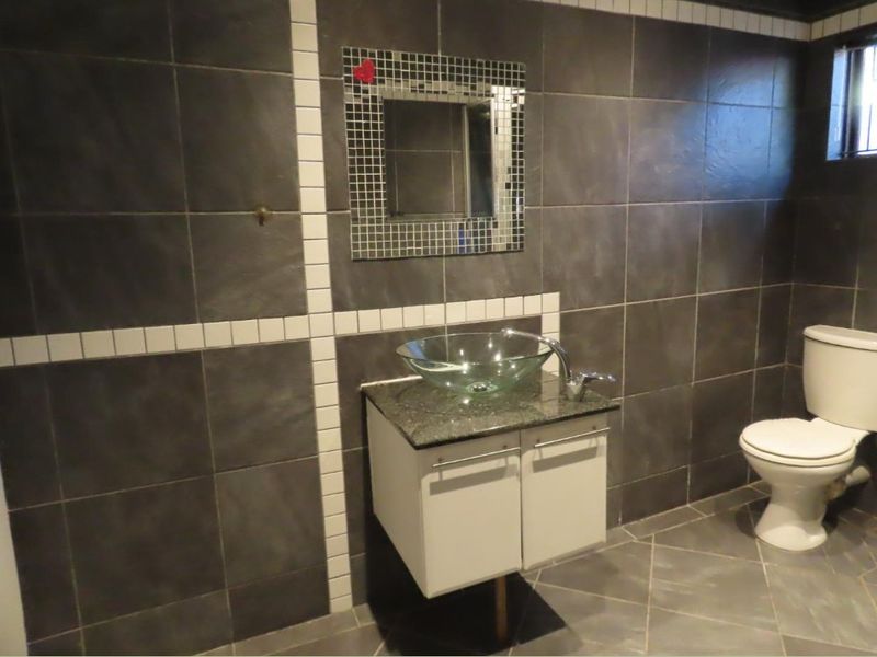 Spacious 3 Bed, 3 Bathroom Home With a cottage & pool in boomed off area - Photo 10