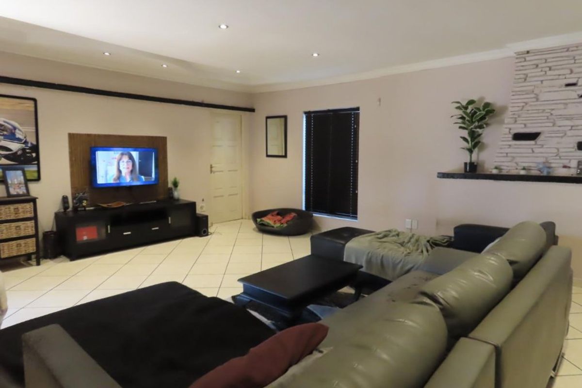 Spacious 3 Bed, 3 Bathroom Home With a cottage & pool in boomed off area - Photo 5