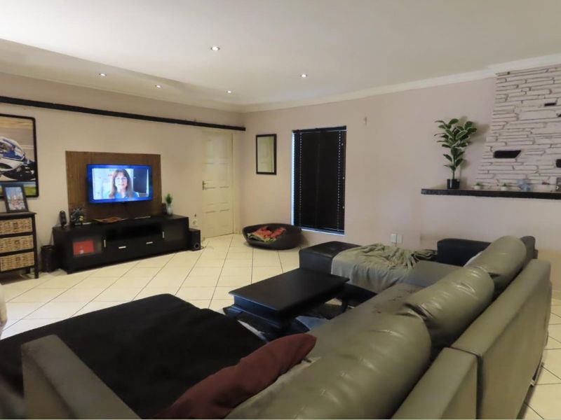 Spacious 3 Bed, 3 Bathroom Home With a cottage & pool in boomed off area - Photo 5