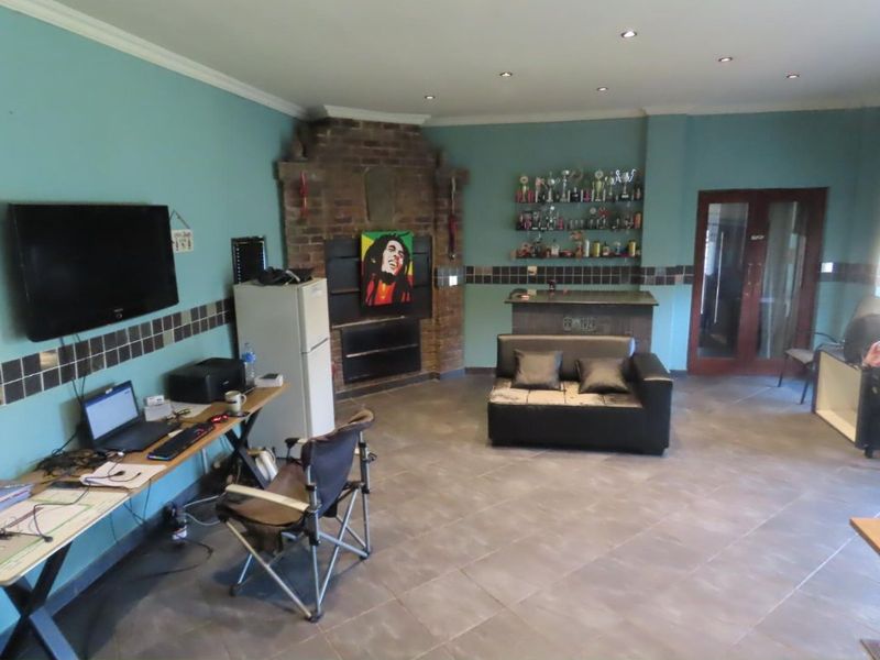 Spacious 3 Bed, 3 Bathroom Home With a cottage & pool in boomed off area - Photo 8