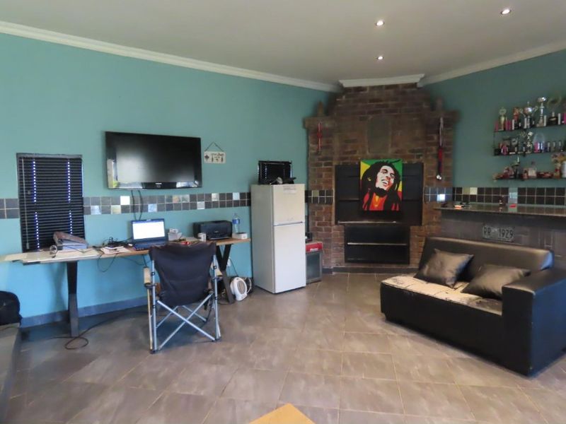 Spacious 3 Bed, 3 Bathroom Home With a cottage & pool in boomed off area - Photo 7