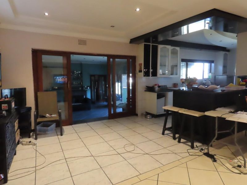 Spacious 3 Bed, 3 Bathroom Home With a cottage & pool in boomed off area - Photo 6