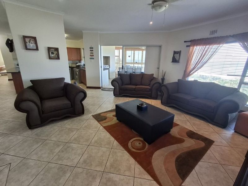 Pristine Ground floor Apartment With Amazing Ocean Vistas !!! - Photo 4